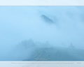 「霧中の峰」の高画質壁紙