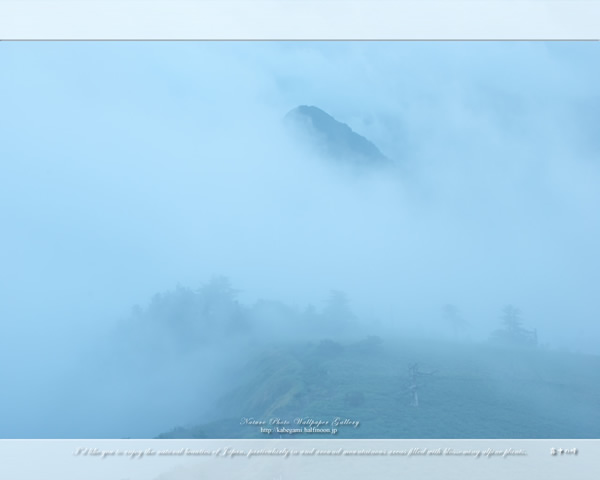 「霧中の峰」の高画質壁紙（1024x768|1280x1024|1366x768|1600x900|1920x1080|2560x1440|1920x1200）