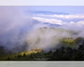 「雲湧く秋山」の高画質壁紙